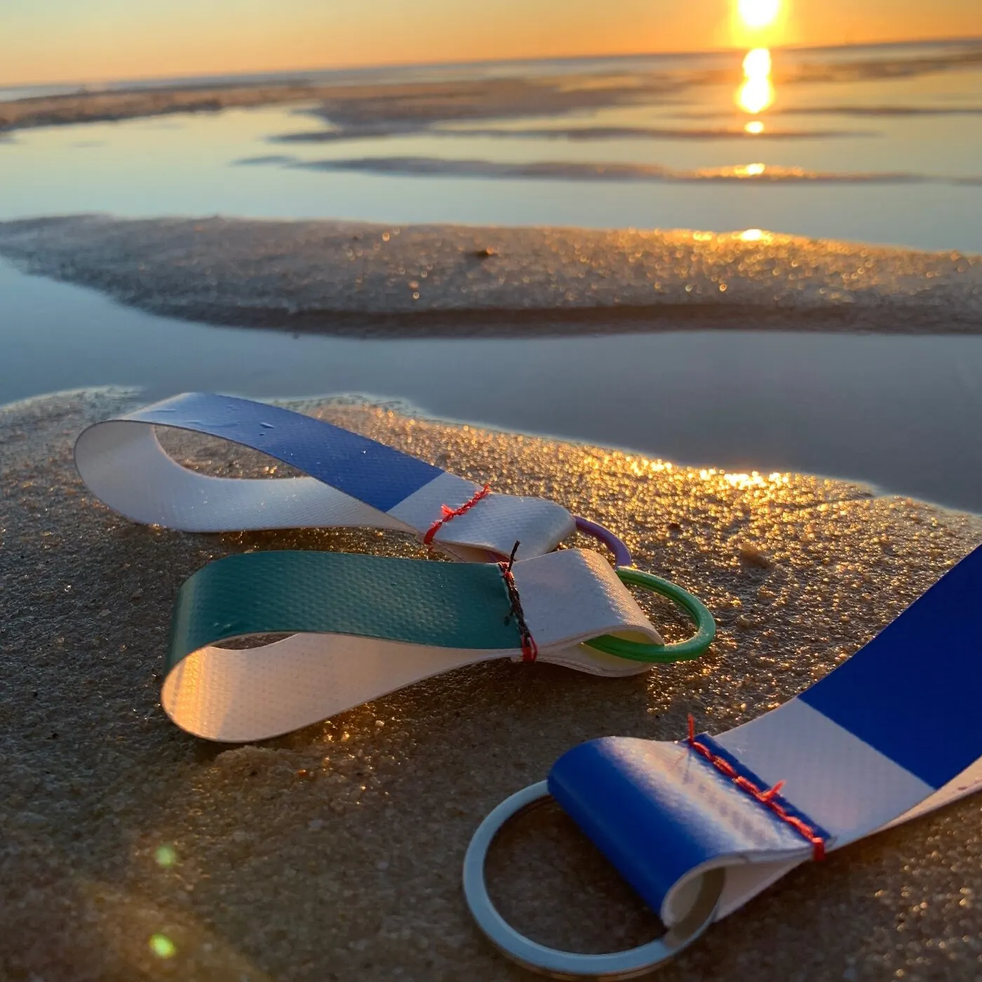 Heimat-Anker Schlüsselanhänger Königsblau, Wattgrün und Blau-Weiß am Sylter Sandstrand bei Sonnenuntergang — STURMFREI Upcycling
