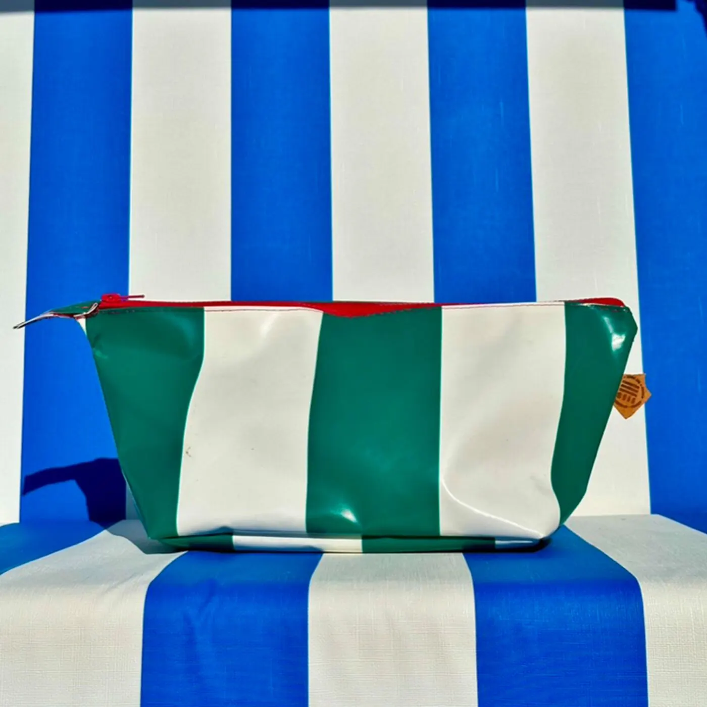 STURMfest Kosmetiktasche groß Wattgrün-Weiß aus Sylter Strandkorb-Bezug mit rotem Reißverschluss von STURMFREI