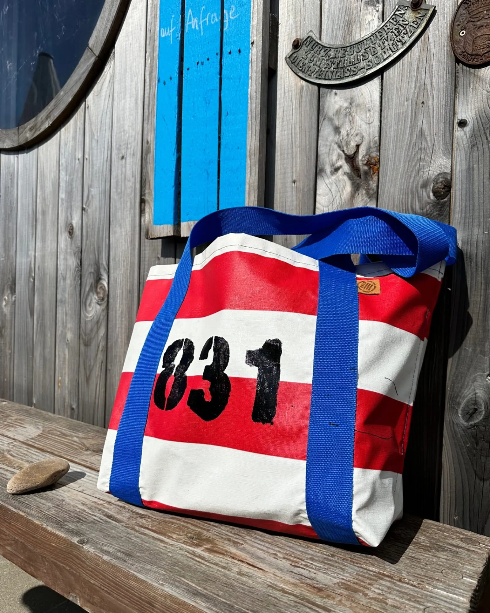 STURMflut Solo Shopper Rot-Weiß Nr. 831 aus original Sylter Strandkorbplane mit individualisierbaren royalblauen Trägern — handgefertigtes Unikat von STURMFREI, Fertigung auf Anfrage