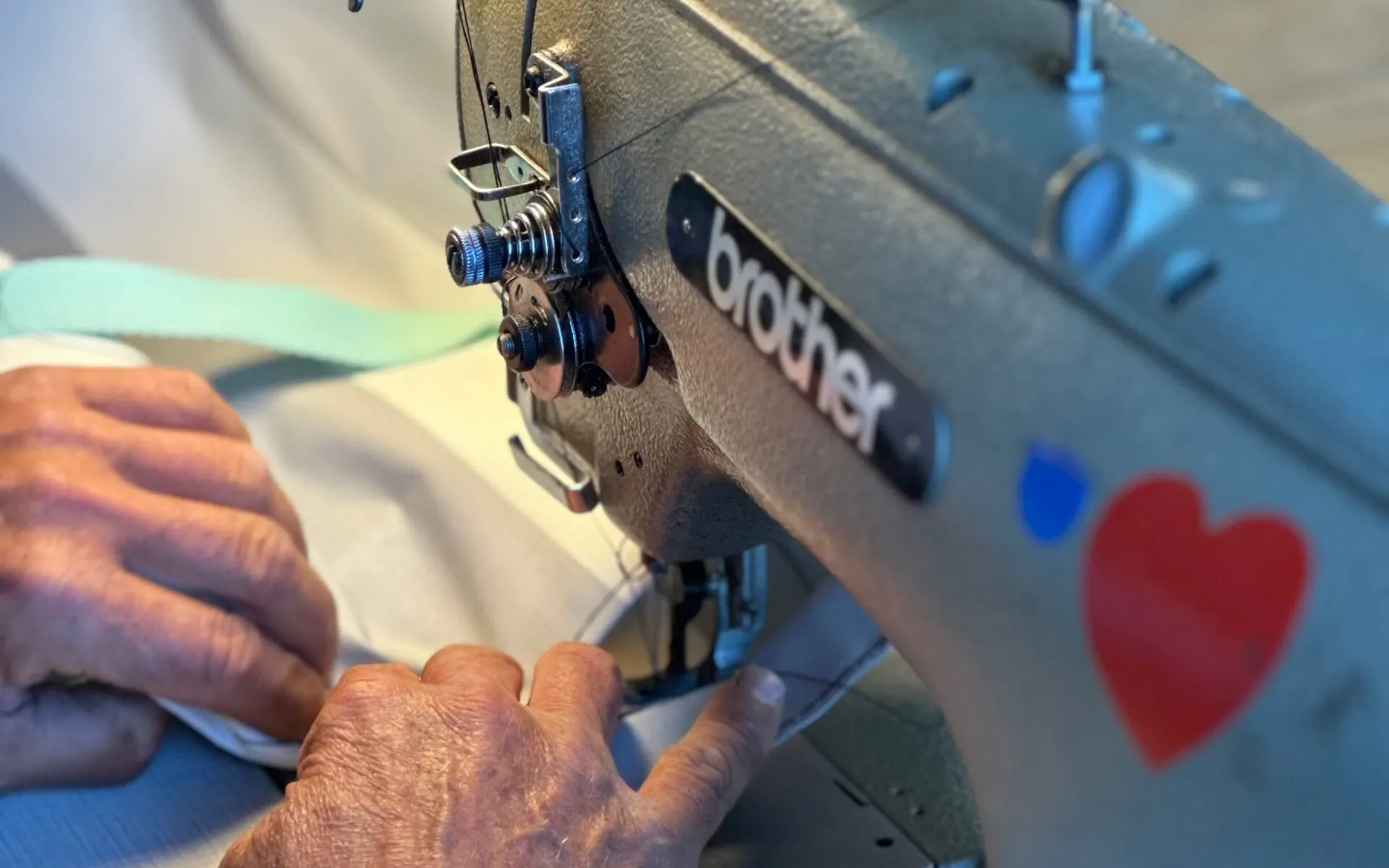 Handarbeit in der Sylter Werkstatt: Strandkorb-Bezug wird auf einer Brother Industrienähmaschine zu einem nachhaltigen Unikat vernäht